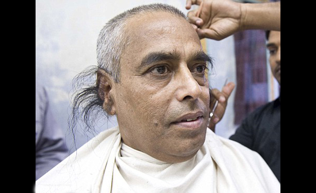 Ông Radhakant Baijpai người Ấn độ có lông tai dài 25cm được đo vào năm 2011 và là người có lông tai dài nhất hành tinh.